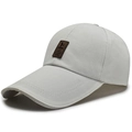 Berretto da baseball in cotone grigio chiaro con visiera lunga e toppa sportiva in pelle - Regolabile / Beige chiaro