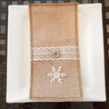 Porta cubiertos navideño de arpillera con encaje blanco, botón de madera y copo de nieve - Estilo Copo de Nieve de Arpillera
