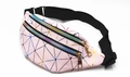 Detail der rosa holografischen Laser-Gürteltasche mit drei Reißverschlüssen und Muster - Rosa