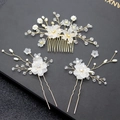 Set de accesorios de novia para el cabello con flores de perlas y alambre dorado en negro - 1 Peine para el Cabello + 2 Horquillas / Dorado