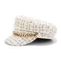 Dettaglio del cappello in tweed con catena dorata e bottone laterale in metallo a rilievo - M (56-58cm) / Bianco
