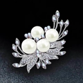 Elegante spilla argentata con grandi perle bianche e strass colorati a forma di foglia - N. 05-Piuma Semplificata a Quattro Perle