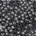 Schwarze Acryl-Buchstabenperlen mit weißen Buchstaben für DIY-Schmuckherstellung - Quadratisch Schwarz mit weißem Buchstaben