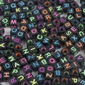 Quadratische schwarze Acrylperlen mit bunten Buchstaben für DIY-Schmuckherstellung - Quadratisch Schwarz mit Neon-Buchstaben