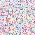 Bunte Acryl-Alphabet-Perlen mit weißer Basis für DIY Kinder-Schmuckherstellung - Quadratisch Weiß mit Neon-Buchstaben