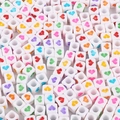 Quadratische Acrylperlen mit bunten Herzmustern für DIY-Schmuckherstellung - Quadratisch Weiß mit bunten Herzen