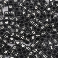 Schwarze Acryl-Quadratperlen mit weißen Zahlen und Herzsymbolen für DIY-Schmuckherstellung - Quadratisch Schwarz mit weißer Zahl