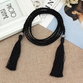 Cintura a corda intrecciata nera stile etnico con dettagli in metallo e nappe morbide - Nero