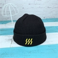 Gorro de punto acanalado negro con bordado de triple raya amarilla para invierno - Negro
