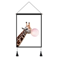 Nordischer Wandbehang mit Giraffe und rosa Seifenblase, schwarzen Rahmen und Quasten - Giraffe bläst Blasen
