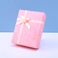 Elegante roze getextureerde sieradendoos met lichtroze lint en een stoffen roosbloem - 9*7*2.8cm / Roze