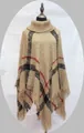 Khaki-Rollkragenponcho mit klassischem Karomuster und langen Fransen am Saum - Einheitsgröße / Khaki Rot und Schwarz Kariert