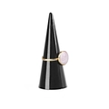 Minimalistischer Ring in Gold und Rosa auf einem schwarzen kegelförmigen Ringständer - Hohler Kunststoff Schwarz