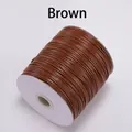Primer plano de cordón de cera marrón para hacer joyas DIY enrollado en carrete blanco - 2.0mm / Marrón
