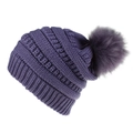 Detail der tiefvioletten Strickmütze mit Kunstfell-Pompon und dickem Zopfstrickmuster - Lila