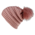 Detalle del gorro de invierno rosa con punto acanalado y un pompón grande de piel sintética suave - Rosa