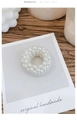Dettaglio macro dell'elastico per capelli e bracciale fatto a mano con perle multistrato - Grande / Bianco