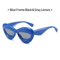 Lunettes de soleil bleues en forme de lèvres avec verres gris foncé et monture large - Monture Bleue Verres Gris