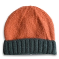 Détail d'un bonnet en maille pour bébé avec texture bicolore orange et vert foncé - Chapeau pour enfant / Orange + Revers Vert