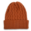 Primer plano del gorro de punto óxido que muestra la textura ondulada y el borde acanalado - Caramelo