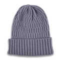Detalle del gorro de punto gris oscuro con textura de canalé vertical y borde doblado - Gris