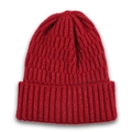 Detalle de gorro de punto rojo oscuro con textura de canalé y borde doblado - Rojo