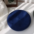 Berretto in maglia blu scuro con trama fine in stile minimalista elegante - M (56-58cm) / Blu