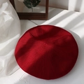 Basco classico in maglia rosso scuro da donna con texture morbida e stile vintage - M (56-58cm) / Rosso