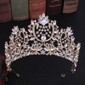 Detalle de una corona de novia barroca dorada con cristales sobre libros antiguos - Oro KC Diamantes Blancos