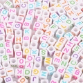 Bunte Acryl-Alphabet-Würfelperlen mit weißer Basis für DIY-Schmuck und Bastelarbeiten - Quadratisch Weiß mit bunten Buchstaben
