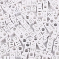 Weiße quadratische Buchstabenperlen aus Acryl mit Silberdruck für DIY-Schmuck - Quadratisch Weiß mit silbernem Buchstaben