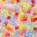 Bunte transparente quadratische Alphabet-Perlen aus Acryl für DIY-Schmuck - Quadratisch Transparent Bunt mit weißem Buchstaben