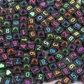 Schwarze Acryl-Quadratperlen mit bunten Zahlen und Herzmustern für DIY-Bastelarbeiten - Quadratisch Schwarz mit Neon-Zahlen