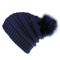 Detailaufnahme einer dunkelblauen Strickmütze mit Rippenmuster und flauschigem Kunstfellbommel - Marineblau