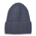 Detalle del gorro de punto azul grisáceo oscuro con textura acanalada y borde doblado - Gris Medio