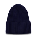 Dettaglio della maglia a coste blu navy e del risvolto largo di un berretto invernale - Blu navy