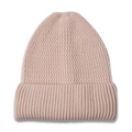 Dettaglio della maglia a onde verticali su questo berretto invernale rosa chiaro con risvolto - Beige