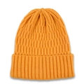 Detalle de la textura de punto acanalado en un gorro de invierno naranja brillante - Amarillo