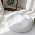 Berretto in maglia bianco da donna dallo stile minimalista e dalla consistenza morbida - M (56-58cm) / Bianco