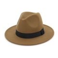 Klassischer Panamahut in Kamelbraun mit schwarzem Zierband auf einem weißen Hintergrund - Verstellbar / Khaki
