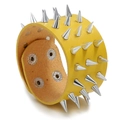 Bracciale largo in pelle gialla stile punk con tre file di borchie in metallo argentato - Giallo