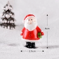 Miniatur-Weihnachtsmann-Figur mit grünem Geschenk auf Schnee, Harzornament, 4cm hoch - Weihnachtsmann Stil 3