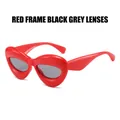 Lunettes de soleil oversize forme lèvre avec monture rouge et verres gris foncé - Monture Rouge Verres Gris Foncé