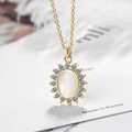 Elegante goldene Blumenkette mit Opal-Anhänger und funkelnden Zirkonia für Damen - Kupfer / Gold