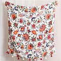 Detalle de bufanda bohemia con estampado de flores y bordes con flecos étnicos - Estilo Floral Retro Étnico (SL1909-023) / Blanco Floral Con Borla Roja