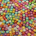 Bunte quadratische Acryl-Buchstabenperlen für DIY-Schmuck und Kinderbasteln - Quadratisch Beschichtet Bunt mit gelbem Buchstaben