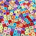 Bunte quadratische Acryl Buchstabenperlen für DIY Schmuck und Kinderbastelprojekte - Quadratisch Bunt mit schwarzem Buchstaben