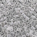 Silberne quadratische Acryl-Buchstabenperlen mit schwarzen A-Z Alphabeten für DIY-Schmuck - Quadratisch Antik Silber Buchstabenperlen