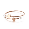 Bracciale rigido oro rosa con ciondoli a cuore, angelo e perle su sfondo bianco - Stile Angelo Cuore Oro Rosa (KB114159-KFC)
