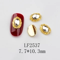 Detailansicht LF2537 ovaler Kristall-Nagelschmuck mit Goldspitze auf rotem Nagel - 2537 Gold Weiß / 7.7*10.3mm